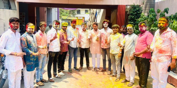 लोकसभेच्या निकालानंतर रंग आमचाच उधळणार ; पाण्याचा अपव्यय टाळण्यासाठी युवक काँग्रेसची कोरडी रंगपंचमी