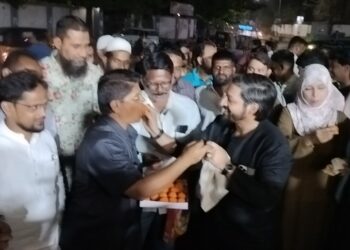 सोलापूरात एमआयएम पक्षाने फोडले फटाके, वाटली मिठाई ; फारुख शाब्दी यांचे लोकसभेबाबत मोठे विधान