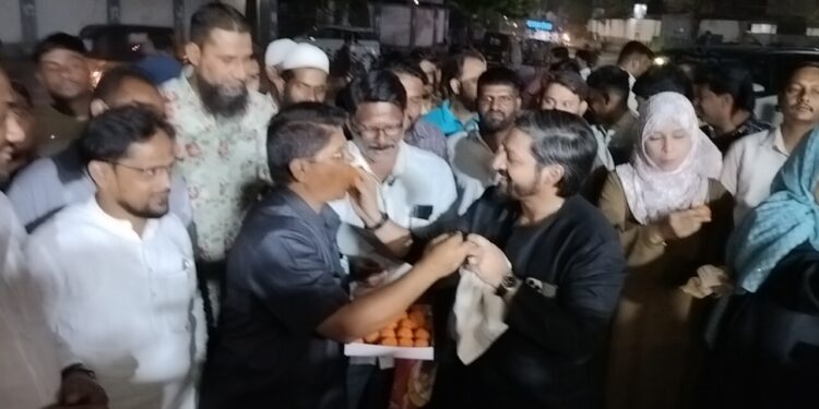 सोलापूरात एमआयएम पक्षाने फोडले फटाके, वाटली मिठाई ; फारुख शाब्दी यांचे लोकसभेबाबत मोठे विधान