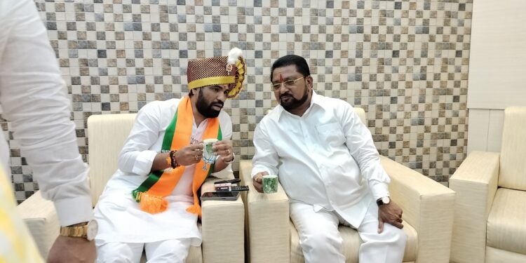 सर असे का ! माढयात निंबाळकरांना विरोध, सोलापुरात सातपुते यांचे स्वागत ; शिवसेनेच्या शिवाजी सावंतांनी ही दिली प्रतिक्रिया