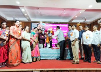 सर फाउंडेशनच्या नागरी सत्काराने जिल्हाधिकारी दिलीप स्वामी भारावले ! महिलांना पुरस्कारासह विद्यार्थ्यांना पारितोषिक वितरण उत्साहात