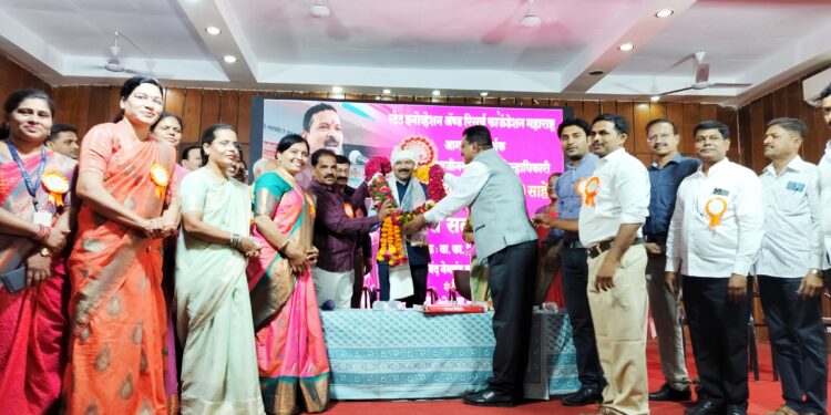 सर फाउंडेशनच्या नागरी सत्काराने जिल्हाधिकारी दिलीप स्वामी भारावले ! महिलांना पुरस्कारासह विद्यार्थ्यांना पारितोषिक वितरण उत्साहात