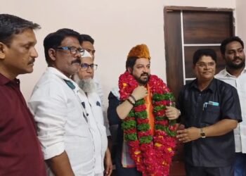 फारूख शाब्दी यांचा सोलापूर एआयएमआयएम टीमच्या वतीने सत्कार