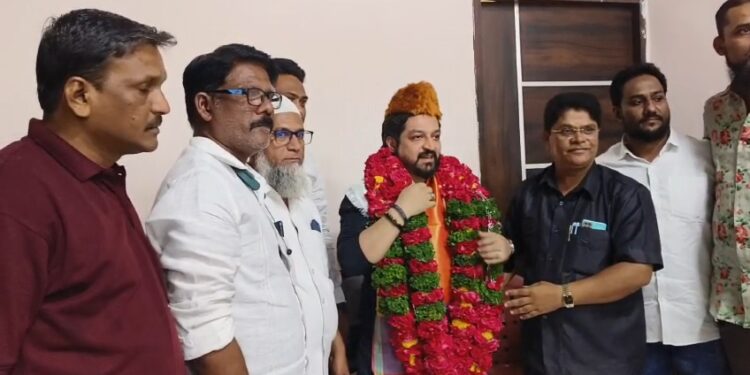 फारूख शाब्दी यांचा सोलापूर एआयएमआयएम टीमच्या वतीने सत्कार