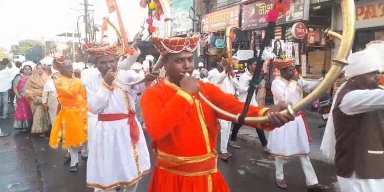 सोलापुरात शरद पवारांची ‘तुतारी वाजली’ केवळ ‘शहर उत्तर’मध्येच ; सुधीर खरटमल यांच्याकडून महेश कोठे यांना प्रेझेंट करण्याचा प्रयत्न