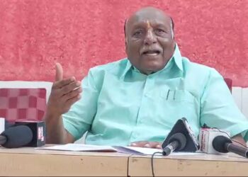 लक्ष्मण ढोबळे ‘हिंदू दलित’ शब्दावरून सापडले पत्रकारांच्या तावडीत ; सुटण्यासाठी सावरा सावर ; मला सोलापूर लोकसभेची उमेदवारी द्या