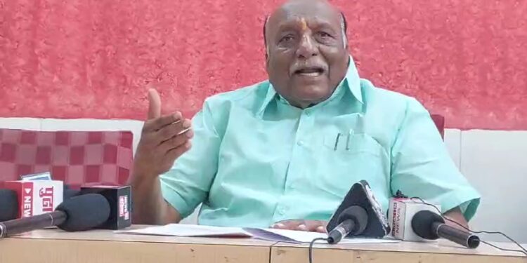 लक्ष्मण ढोबळे ‘हिंदू दलित’ शब्दावरून सापडले पत्रकारांच्या तावडीत ; सुटण्यासाठी सावरा सावर ; मला सोलापूर लोकसभेची उमेदवारी द्या