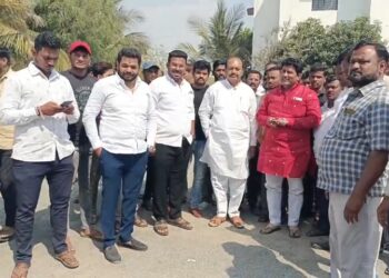 आ. विजयकुमार देशमुख व महेश कोठे समर्थकांमध्ये हाणामारी ; दोन्ही नेते पोलीस ठाण्यात ठाण मांडून, काँग्रेसचे चेतन नरोटे कोठेंच्या मदतीला धावून