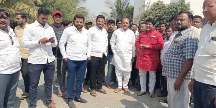 आ. विजयकुमार देशमुख व महेश कोठे समर्थकांमध्ये हाणामारी ; दोन्ही नेते पोलीस ठाण्यात ठाण मांडून, काँग्रेसचे चेतन नरोटे कोठेंच्या मदतीला धावून