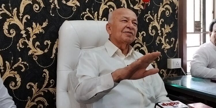 सोलापूरची जागा ही राखीव आहे ना मग विजयकुमार देशमुख उमेदवार कसे? सुशीलकुमार शिंदे यांचा सवाल