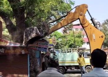 सोलापुरात पोलिसांच्या मोठ्या बंदोबस्तात जिल्हा परिषदेसमोरील अतिक्रमण धारित खोके काढण्यास सुरुवात