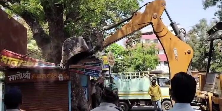 सोलापुरात पोलिसांच्या मोठ्या बंदोबस्तात जिल्हा परिषदेसमोरील अतिक्रमण धारित खोके काढण्यास सुरुवात