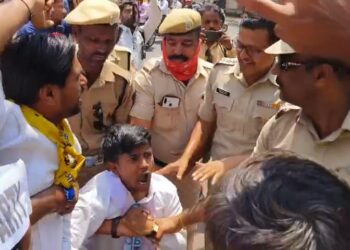 सोलापुरात आम आदमी पक्षाच्या कार्यकर्त्यांना पोलिसांनी घेतले ताब्यात