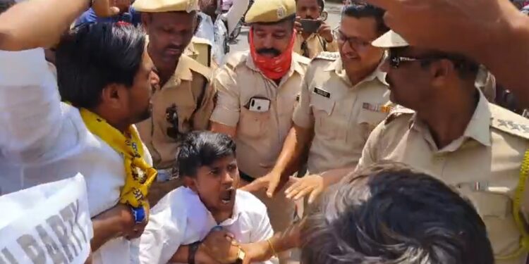 सोलापुरात आम आदमी पक्षाच्या कार्यकर्त्यांना पोलिसांनी घेतले ताब्यात