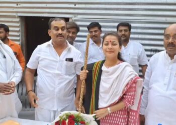 खांद्यावर घोंगडी, हातात काठी, मुखी येळकोट येळकोट जय मल्हारचा जयघोष ; धनगर समाजात लक्ष वेधतोय हा प्रणिती शिंदेंचा व्हिडिओ