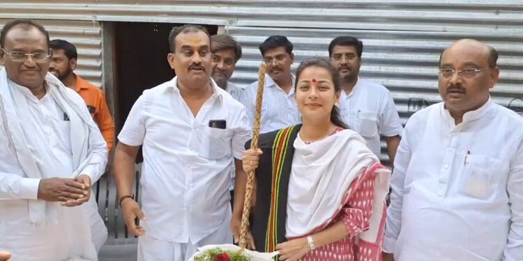 खांद्यावर घोंगडी, हातात काठी, मुखी येळकोट येळकोट जय मल्हारचा जयघोष ; धनगर समाजात लक्ष वेधतोय हा प्रणिती शिंदेंचा व्हिडिओ