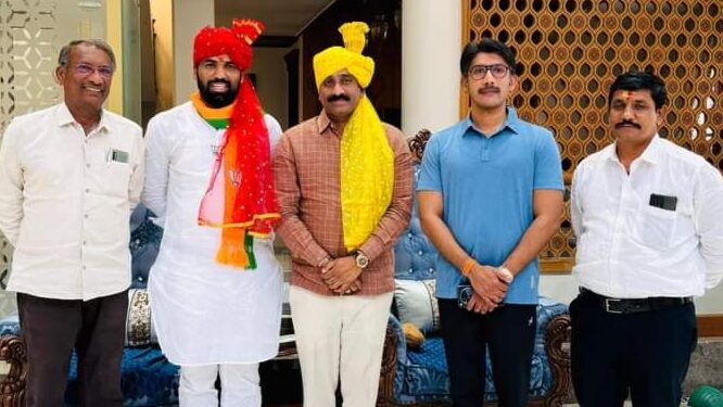 राम सातपुते यांनी घेतली राजन पाटलांची भेट ; शहरातील राष्ट्रवादी काँग्रेस भेटीपासून दूरच