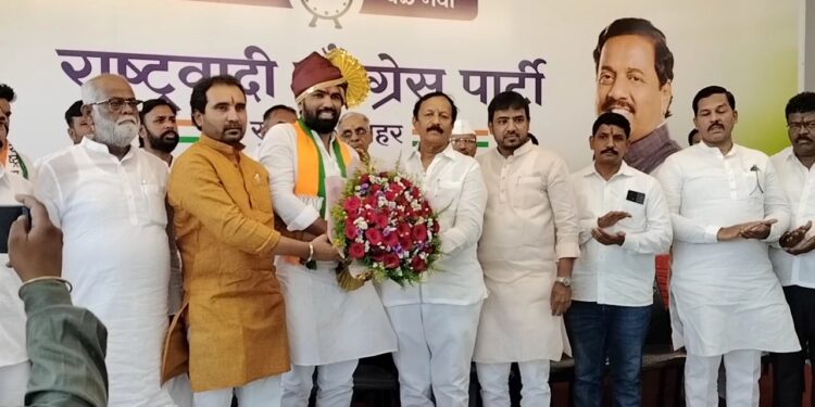 सोलापूरच्या बेरोजगारीचा कलंक पुसेन ; राम सातपुते यांचा अजूनही सुशीलकुमार शिंदेंवरच निशाणा ; राष्ट्रवादीच्या कार्यालयाला भेट