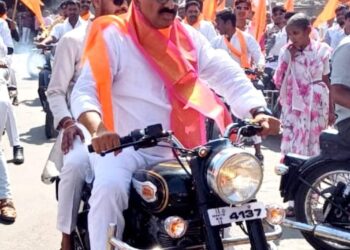 दिलीप माने मुंबईकडे रवाना ; दुपारी हातात घेणार काँग्रेसचा झेंडा ; कोण कोण आहेत सोबत