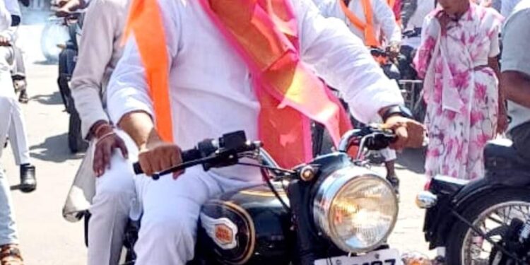 दिलीप माने मुंबईकडे रवाना ; दुपारी हातात घेणार काँग्रेसचा झेंडा ; कोण कोण आहेत सोबत