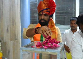 सातपुतेंचा ‘राम’ महामानवाच्या अस्थींसमोर नतमस्तक ; राष्ट्रवादीच्या चंदनशिवे यांनी केले जोरदार स्वागत, जेसीबीतून पुष्पवृष्टी