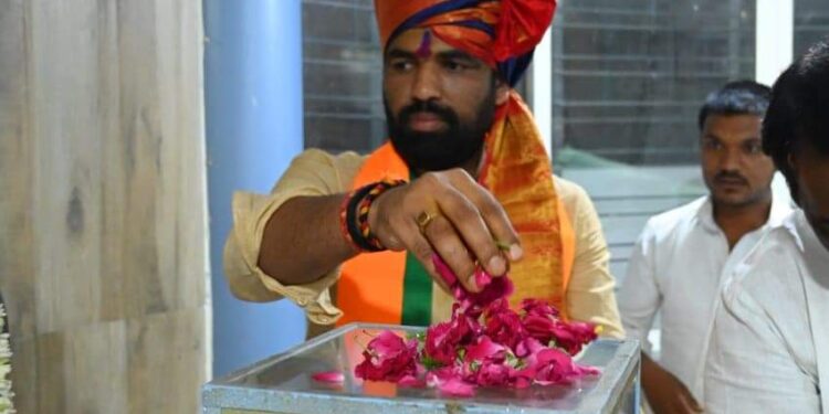 सातपुतेंचा ‘राम’ महामानवाच्या अस्थींसमोर नतमस्तक ; राष्ट्रवादीच्या चंदनशिवे यांनी केले जोरदार स्वागत, जेसीबीतून पुष्पवृष्टी