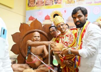 राम सातपुते मुनिश्री श्री सकलकीर्ति महाराजांच्या दर्शनाला ; विजयाचे घेतले आशीर्वाद