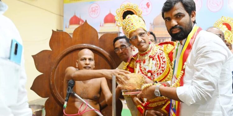 राम सातपुते मुनिश्री श्री सकलकीर्ति महाराजांच्या दर्शनाला ; विजयाचे घेतले आशीर्वाद