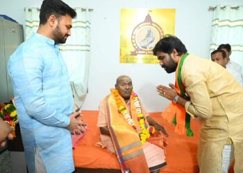 श्री आप्पाजी महास्वामींकडून राम सातपुते यांना लोकसभा विजयाच्या शुभेच्छा ; नववर्षाची केली अशी सुरुवात