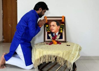 राम सातपुते यांचा हा फोटो वेधतोय लक्ष ; आपल्या निवासस्थानी प्रतिमा पूजन करून केले अभिवादन