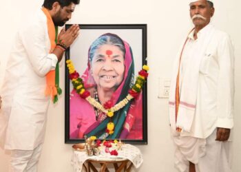 राम सातपुतेंनी उमेदवारी अर्ज भरण्यापूर्वी सिद्धरामेश्वरांच्या दर्शनांनतर आईच्या प्रतिमेचे केले पूजन 