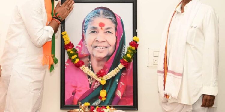 राम सातपुतेंनी उमेदवारी अर्ज भरण्यापूर्वी सिद्धरामेश्वरांच्या दर्शनांनतर आईच्या प्रतिमेचे केले पूजन 