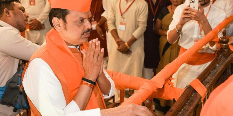 ताफा थांबवला,जखमी आजोबांना तातडीची केली मदत,फोटो घेणं ही टाळलं ! देवाभाऊ झाले हळवे!