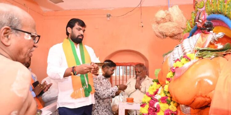 सोलापुरात रामाने घेतले हनुमानाचे आशीर्वाद