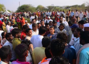 प्रणिती शिंदेंची तत्परता ; अपघातात मयत ऊसतोड मजुरांच्या कुटुंबीयांसाठी गेल्या धावून