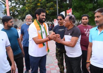 आमदार राम सातपुते यांचा मॉर्निंग वॉक अन् चाय पे चर्चेत नागरिकांशी मारल्या विकासाच्या गप्पा