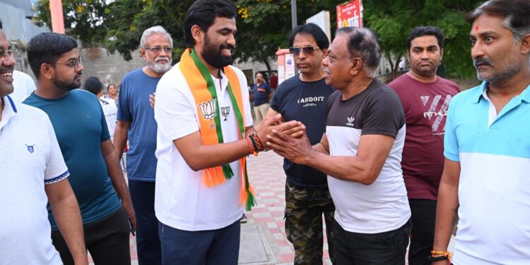 आमदार राम सातपुते यांचा मॉर्निंग वॉक अन् चाय पे चर्चेत नागरिकांशी मारल्या विकासाच्या गप्पा