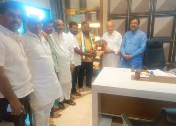 सोलापुरात एमआयएमला धक्का ; दक्षिण तालुका अध्यक्षाचा काँग्रेसमध्ये प्रवेश