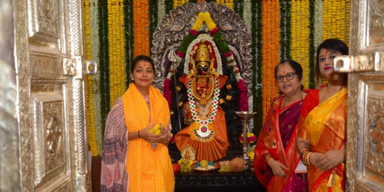 प्रणिती शिंदे यांनी घेतले हिंगुलांबिका मातेचे दर्शन ; माते चरणी हे घातले साकडे