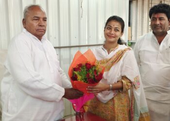 ब्रेकिंग : सोलापुरात काँग्रेसची ताकद वाढली ;आडम मास्तर काँग्रेसच्या प्रणिती शिंदे यांच्या सोबत ; आडम यांनी कोणत्या अटीवर दिला पाठिंबा