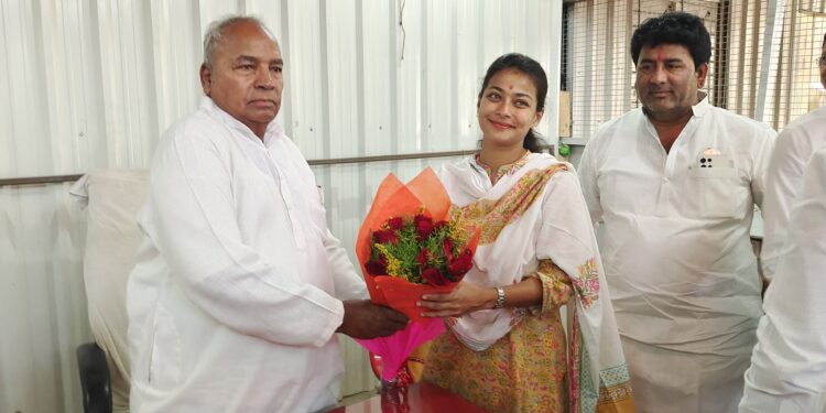 ब्रेकिंग : सोलापुरात काँग्रेसची ताकद वाढली ;आडम मास्तर काँग्रेसच्या प्रणिती शिंदे यांच्या सोबत ; आडम यांनी कोणत्या अटीवर दिला पाठिंबा