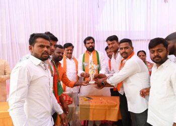 ‘रामा’ ला दिली प्रभू श्रीरामाची मूर्ती भेट ;आमदार राम सातपुते आणि आमदार सुभाष देशमुख यांचा दक्षिणमध्ये झंजावात