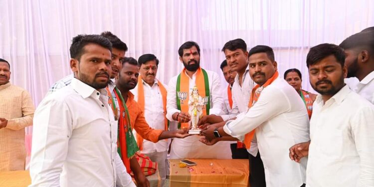 ‘रामा’ ला दिली प्रभू श्रीरामाची मूर्ती भेट ;आमदार राम सातपुते आणि आमदार सुभाष देशमुख यांचा दक्षिणमध्ये झंजावात