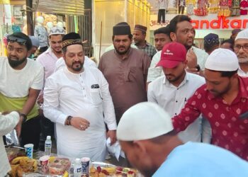 एमआयएमची मीना बाजारात इफ्तार पार्टी ;फारूक शाब्दीनी स्वतः केले सरबत 