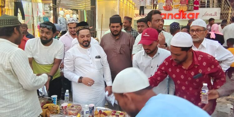 एमआयएमची मीना बाजारात इफ्तार पार्टी ;फारूक शाब्दीनी स्वतः केले सरबत