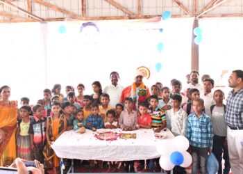 महादेव कोगनूरे यांचे मुलाला आतापासूनच सामाजिक कार्याचे धडे ; चिरंजीव लक्ष्मीकांतचा वाढदिवस अनाथांसोबत साजरा