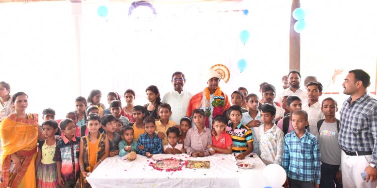 महादेव कोगनूरे यांचे मुलाला आतापासूनच सामाजिक कार्याचे धडे ; चिरंजीव लक्ष्मीकांतचा वाढदिवस अनाथांसोबत साजरा