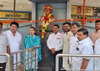 सोलापुरात क्रांतीसुर्यास महाविकास आघाडीचे अभिवादन ; प्रणिती शिंदे यांनी केले फुले यांच्या कार्यास वंदन