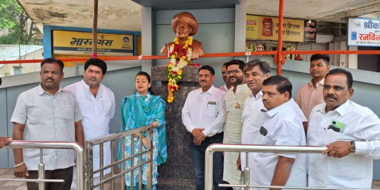 सोलापुरात क्रांतीसुर्यास महाविकास आघाडीचे अभिवादन ; प्रणिती शिंदे यांनी केले फुले यांच्या कार्यास वंदन