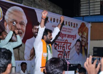 भर पावसात भिजत आमदार राम सातपुते यांचा विजयाचा संकल्प ; औरादच्या सभेने वेधले लक्ष